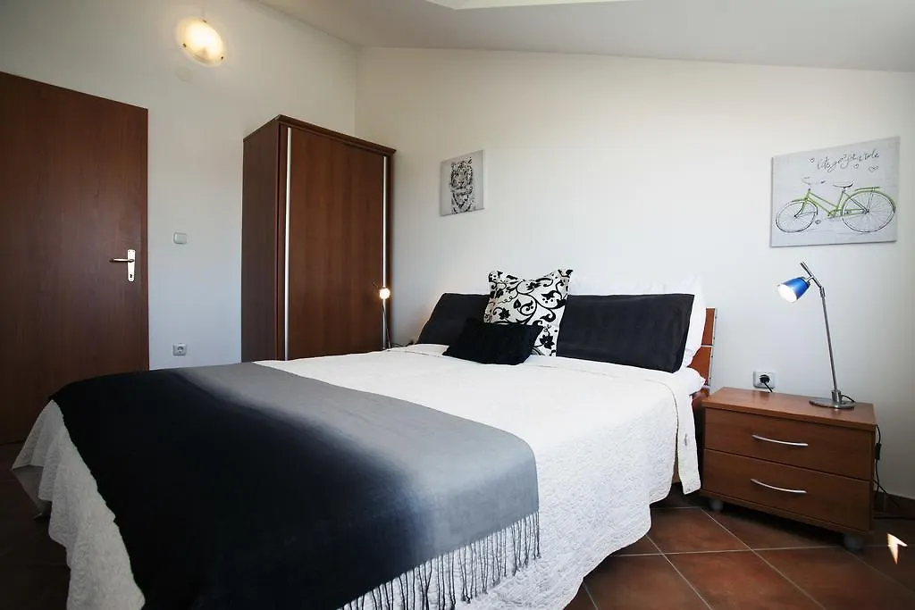Penthouse Paulina - Large Sunny Terrace - Seaview - 250M To Beach And Restaurants - Free Parking - Trogir And Ciovo - 15 Minutes To Airport 0*,  Kroatien