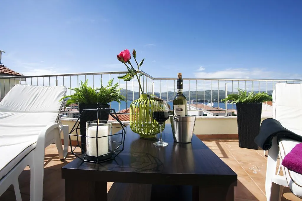 Penthouse Paulina - Large Sunny Terrace - Seaview - 250M To Beach And Restaurants - Free Parking - Trogir And Ciovo - 15 Minutes To Airport