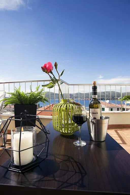 Penthouse Paulina - Large Sunny Terrace - Seaview - 250M To Beach And Restaurants - Free Parking - Trogir And Ciovo - 15 Minutes To Airport 0*,  Kroatien