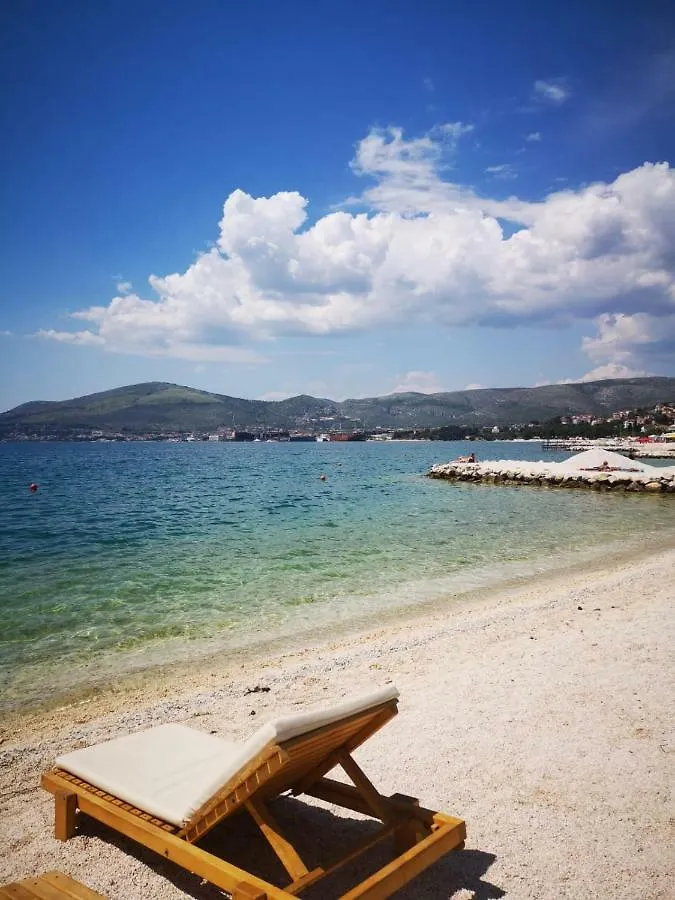 Penthouse Paulina - Large Sunny Terrace - Seaview - 250M To Beach And Restaurants - Free Parking - Trogir And Ciovo - 15 Minutes To Airport
