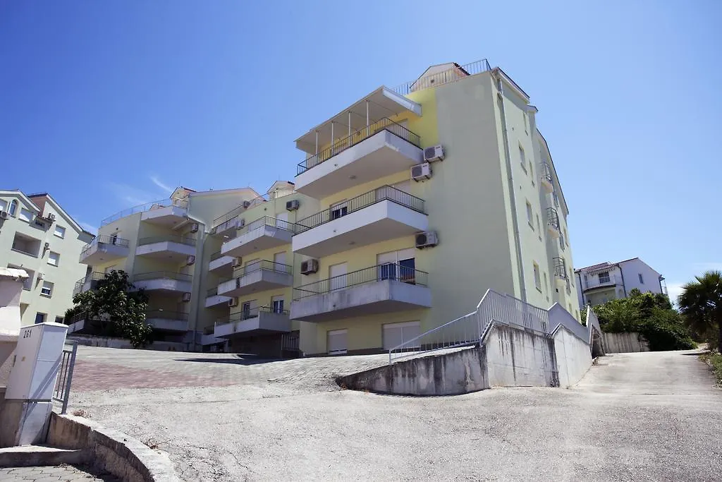 Apartment Penthouse Paulina - Large Sunny Terrace - Seaview - 250M To Beach And Restaurants - Free Parking - Trogir And Ciovo - 15 Minutes To Airport
