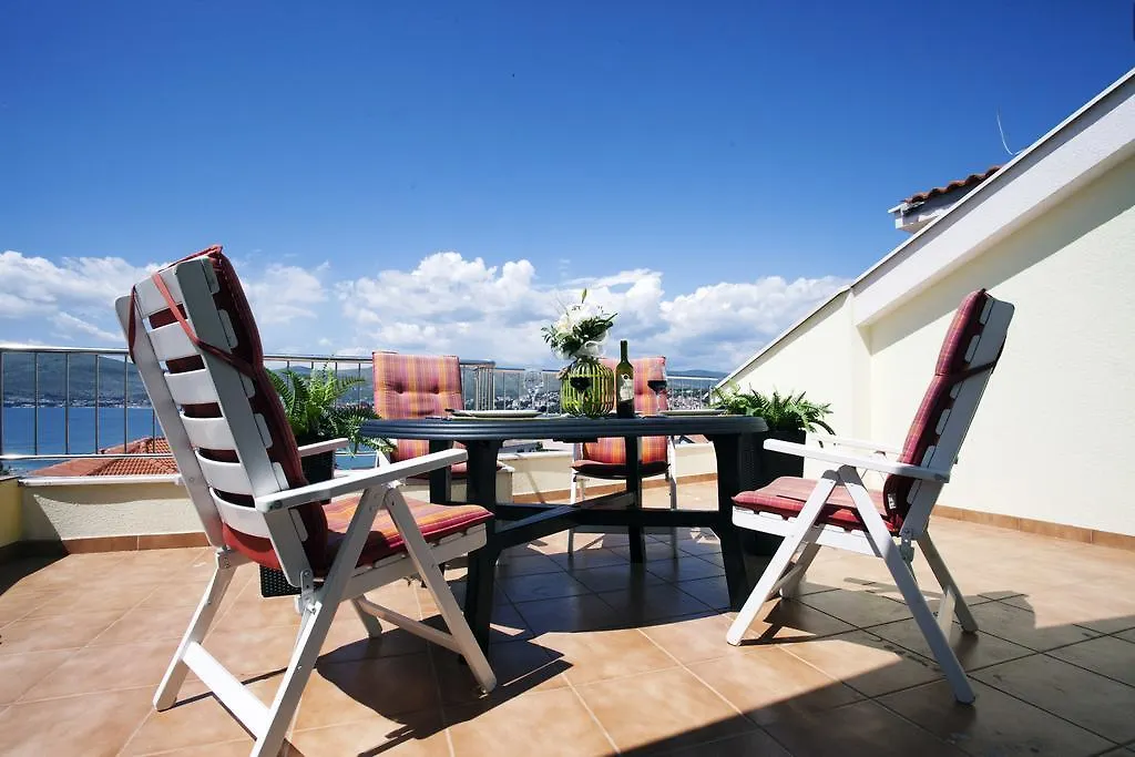 Penthouse Paulina - Large Sunny Terrace - Seaview - 250M To Beach And Restaurants - Free Parking - Trogir And Ciovo - 15 Minutes To Airport 0*,