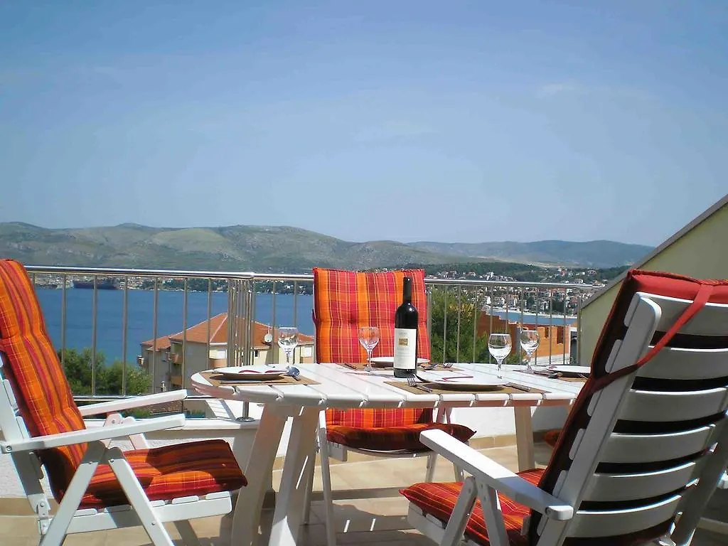 Penthouse Paulina - Large Sunny Terrace - Seaview - 250M To Beach And Restaurants - Free Parking - Trogir And Ciovo - 15 Minutes To Airport